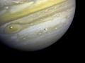 Jowisz - jeden z celów misji Voyager - z dwoma swoimi księżycami: Io i Europą (NASA / JPL)